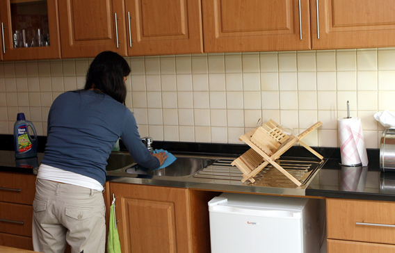 لمن تذهب الألف دولار في معاملات جلب خادمة في لبنان؟