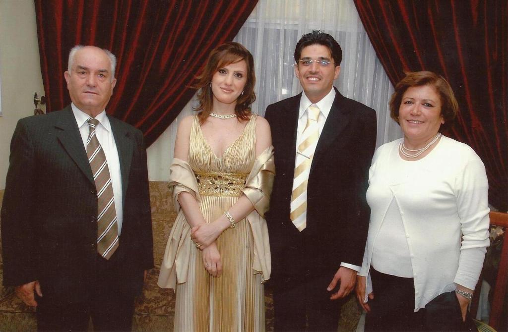 صورة تذكارية تجمع المحاميين حسين ضاوي وخليل ادريس وعقيلتيهما في إحدى المناسبات