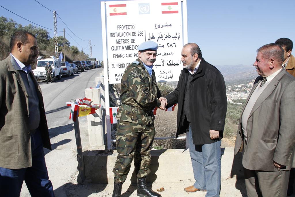 اليونيفل تموّل مشروع بناء حواجز للسلامة العامة على جوانب طرقات في كفركلا اليونيفل تموّل مشروع بناء حواجز للسلامة العامة على جوانب طرقات