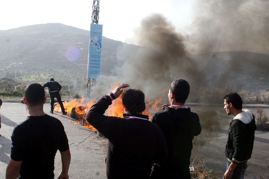 أهالي كفركلا يقطعون طريق عام تل النحاس احتجاجا على احتجاز احد ابناء البلدة