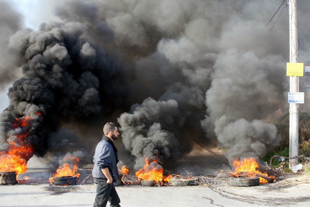أهالي كفركلا يقطعون طريق عام تل النحاس احتجاجا على احتجاز احد ابناء البلدة