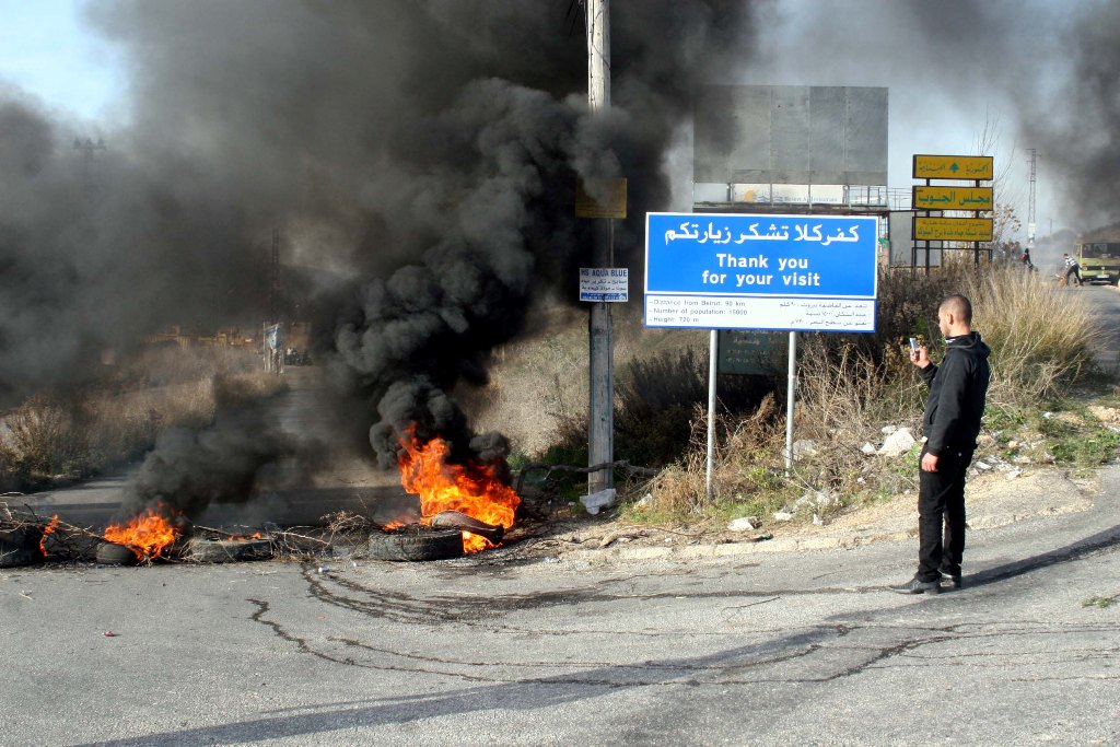 أهالي كفركلا يقطعون طريق عام تل النحاس احتجاجا على احتجاز احد ابناء البلدة