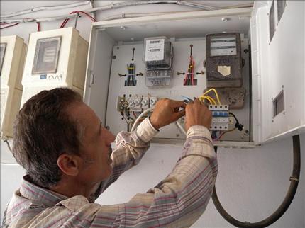 مواطن يراقب عدادات منزله