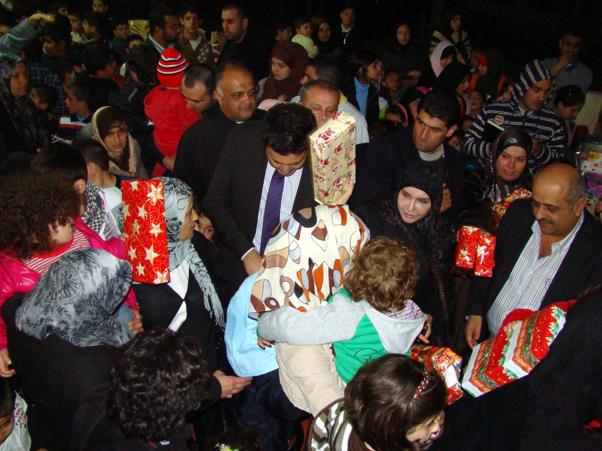 توزيع هدايا الاعياد في لا فيلا اوتيل