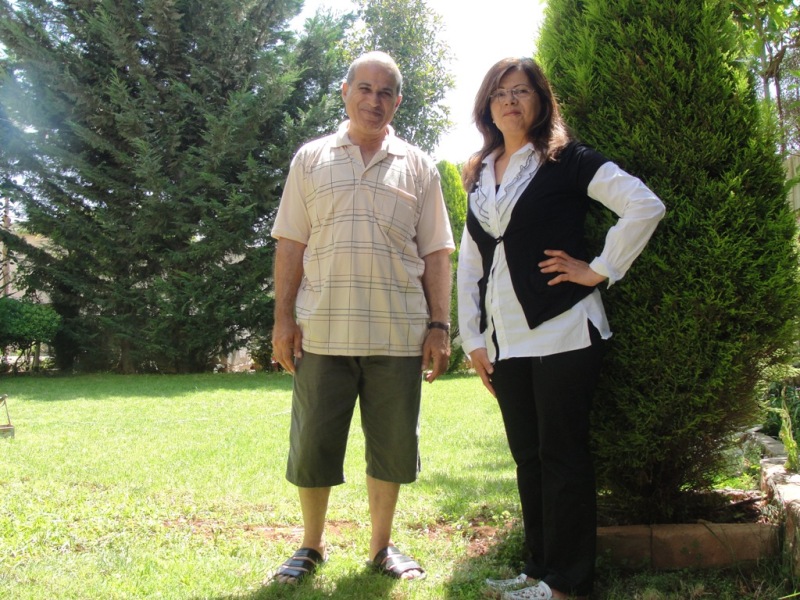 غالب عياش والسيدة عقيلته في حديقة منزلهما في الخيام