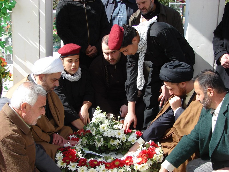 عند ضريح الشيخ راغب حرب في جبشيت