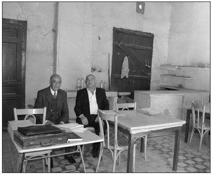 مختار راشيا جورج المعلولي وأبو ميشال غصن في مقهى السهر