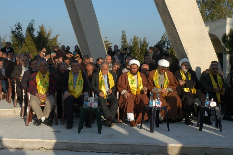 النائب نواف الموسوي خلال رفع راية العباس عند نصب السيد عباس الموسوي في تفاحتا