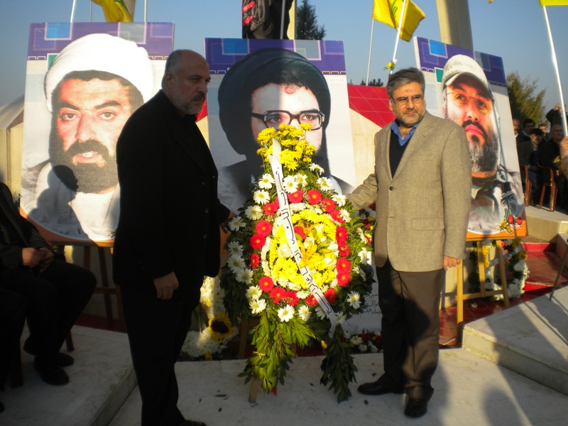 النائب نواف الموسوي خلال رفع راية العباس عند نصب السيد عباس الموسوي في تفاحتا