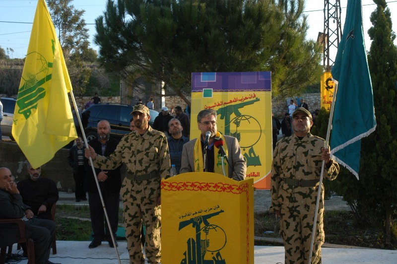 النائب نواف الموسوي خلال رفع راية العباس عند نصب السيد عباس الموسوي في تفاحتا