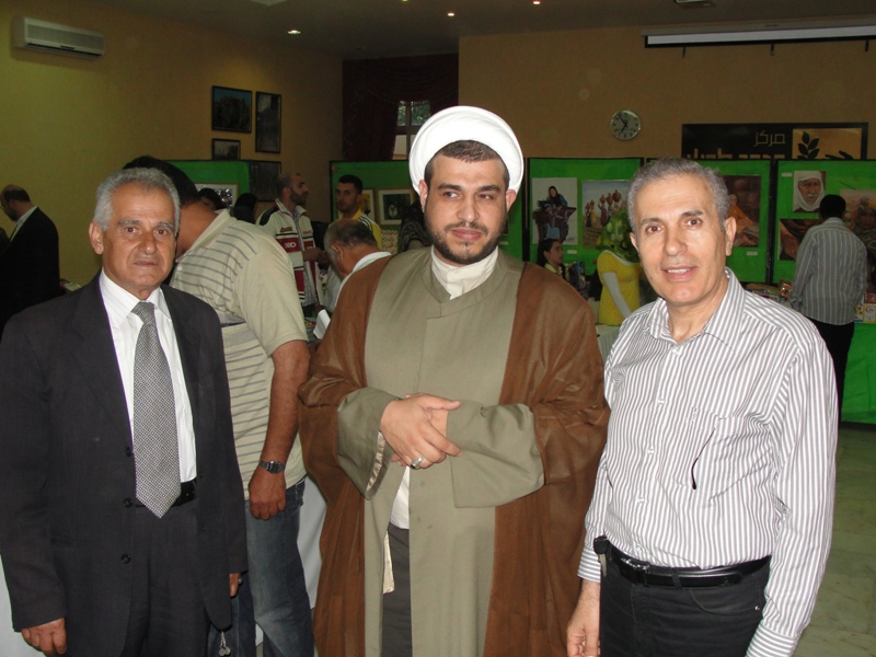 االشيخ محمد قانصو محاطاً ببعض محبّيه من أبناء الخيام