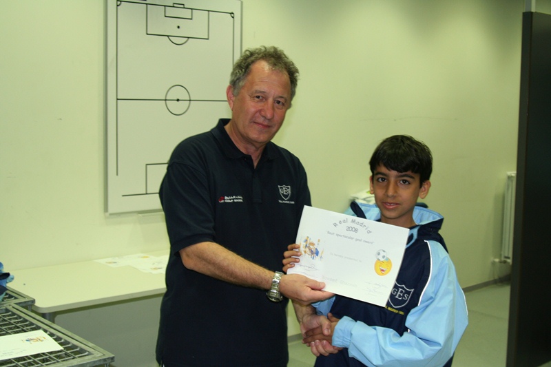 يوسف غريب يتسلم شهادة أفضل لاعب بالدورة