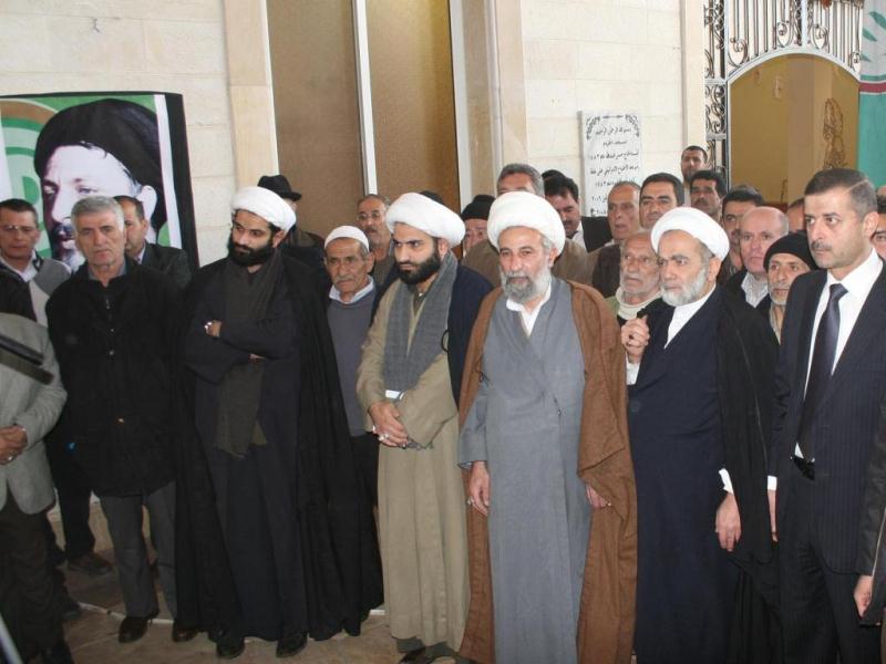 في مقدمة الحشد: ، النائب هاني قبيسي، مفتي مرجعيون الشيخ عبد الحسين العبدالله وعدد من رجال الدين وأعضاء المجلس البلدي في الخيام