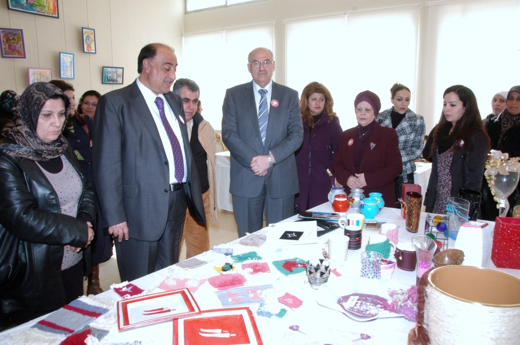 ممثل النائب بهية الحريري وليد جرادي ود. سعيد المكاوي خلال افتتاح المعرض الدائم للأشغال اليدوية