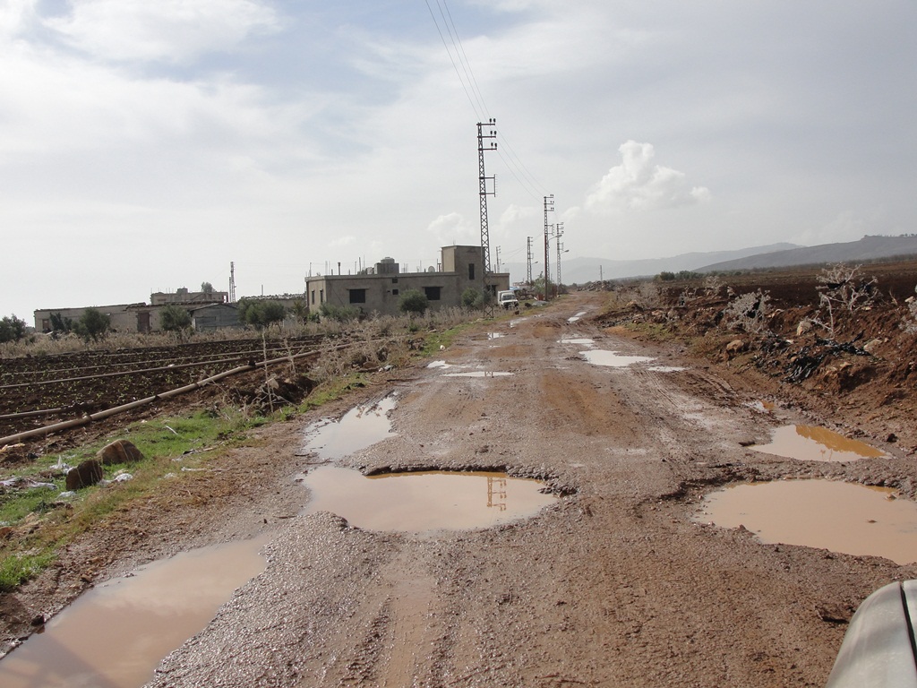 الحفر تتزايد وتأكل الطريق