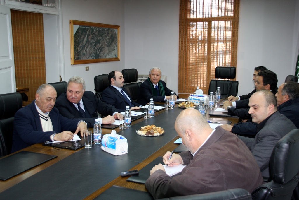 المهندس نواف الدبوس، الممثل المقيم للصندوق الكويتي وعدد من رؤساء البلديات الأعضاء في اتحاد بلديات المتن الاعلى