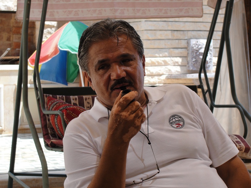 أبو عصام محمد صفاوي.. أحد أبناء الخيام.. له بيت بهذه المنطقة النائية والجميلة