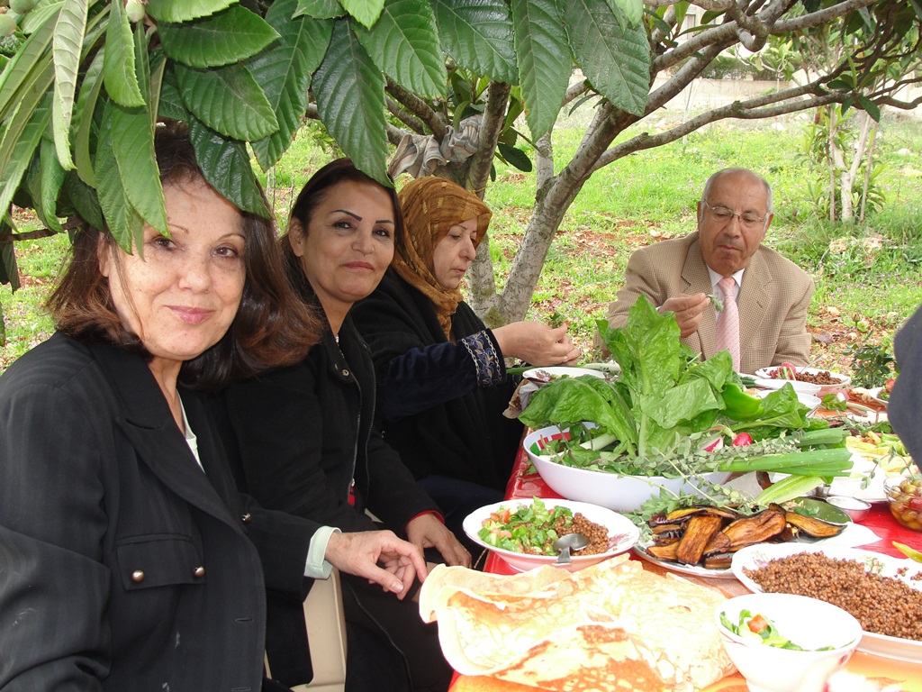 غداء في الحكورا: أكلة مجدرة حمراء.. من وحي جمال الطبيعة