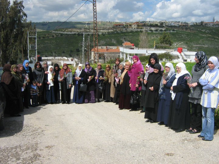 صورة تذكارية أمام دار المسنين في الخيام