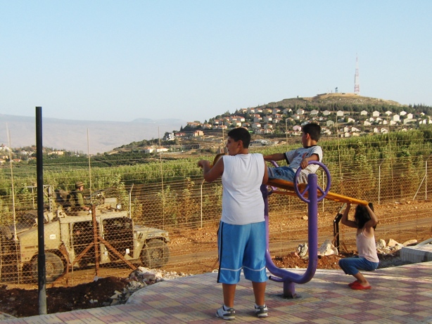 أطفال يلهون بالالعاب الترفيهية في حديقة بوابة فاطمة