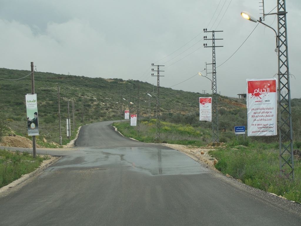 لاحظ  المغترب أن تلك الإعلانات البلاستيكية بدأت تتمزق وتتهاوى بفعل الهواء والشمس