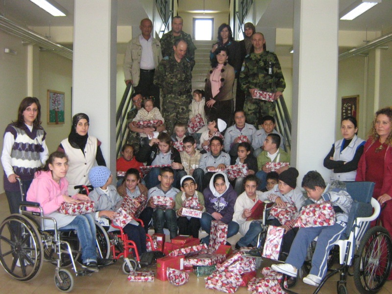 العقيد غارسيا مع ذوي الحاجات الخاصة والعاملين في مركز رعاية اليتيم