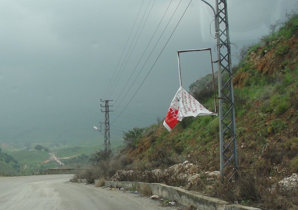 يافطات كثيرة تُزرع على الطريق.. وغياب آرمات السير