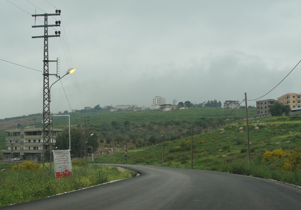 يافطات متدلية معادية للبيئة .. وغياب آرمات السير