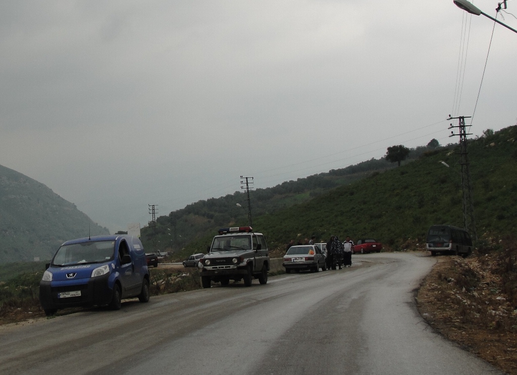 تسرب مادة المازوت بدا واضحاً على الطريق