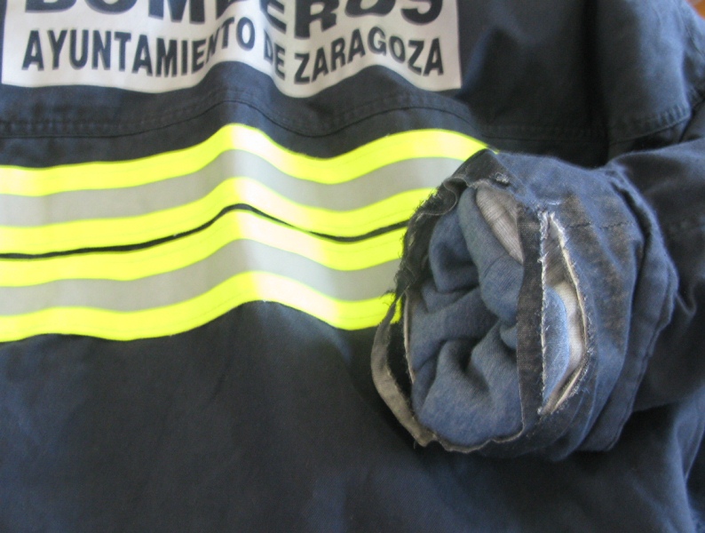 ثياب للدفاع المدني تم إعادتها للإسبان بعدما قدموها إلينا وهي بحالة سيئة (قذرة وومزقة)