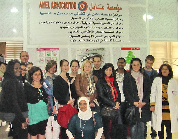 الوفد الطلابي الدنماركي أمام مركز عامل في الخيام