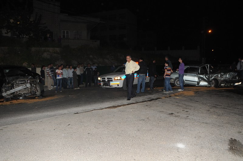 سيارة البي أم دبليو تويقودها العسكري قاسم علي مطر وسيارة الرانج جي أم سي أكسينوس