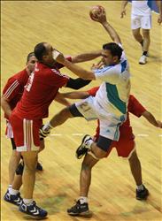 لقطة الاشكال: لاعب الجيش محمد العقيبي لحظة احتكاكه بلاعب المشعل سهيب الغزاوي