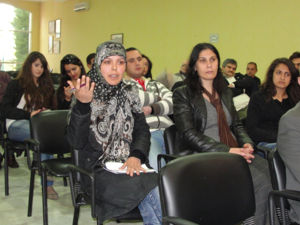 الآنسة زينب قاسم في مداخلة عصر اليوم في ندوة حول فن التصوير الفوتوغرافي