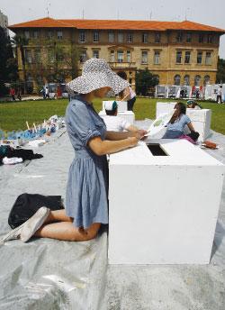 تطوع طلاب «الأي سي» لتزيين صناديق تبرعات عينية ( مروان طحطح)