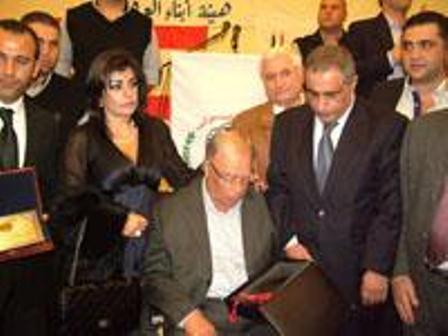 النائب هاشم د· حمدان خلال تسليم الدرع التقديري الى عصام أبو درويش