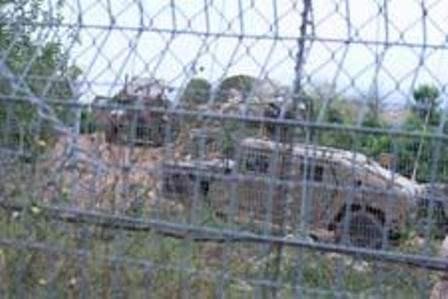 آليات اسرائيلية خلف الشريط الشائك