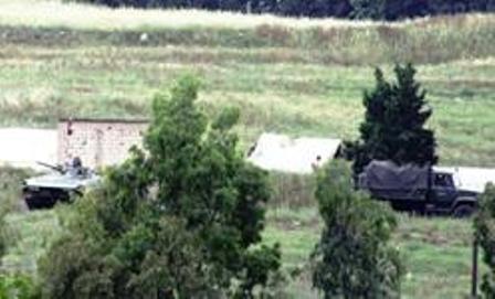 مدرعة وشاحنة للجيش السوري في العريضة