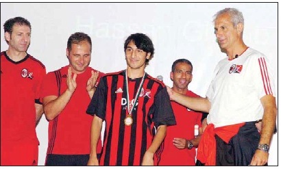 باسكوالي يكرم حسن غريب كأفضل لاعب