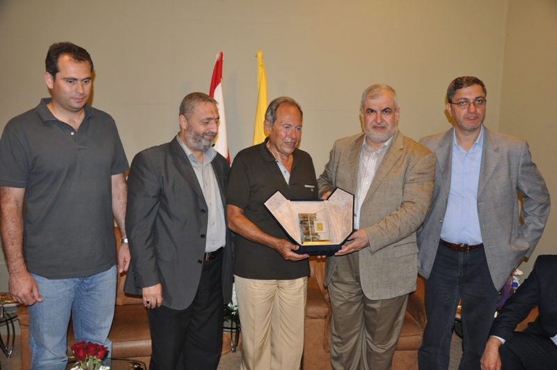 النائب رعد يقدم درع تذكاري للرئيس لحود