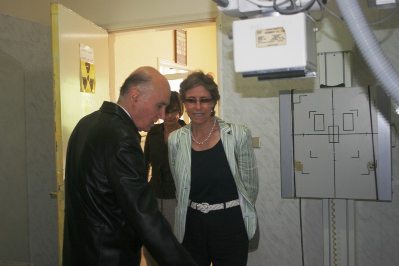 رئيس مؤسسة عامل الدكتور كامل مهنا يقدّم الشروحات للسفيرة السويسرية