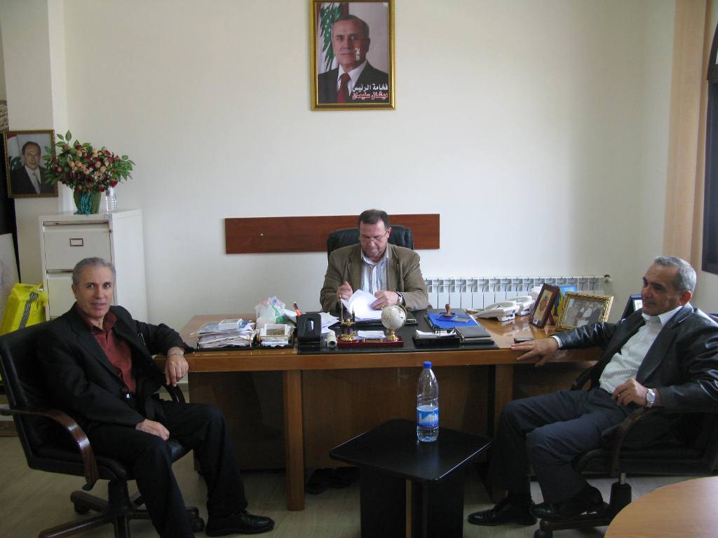 الرئيس السابق الحاج علي زريق والمهندس أحمد عطوي والأستاذ عزت رشيدي في البلدية وصورة رئيس الجمهورية حيث يجب أن تكون