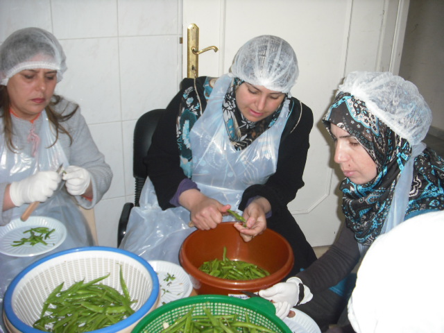 دورة تصنيع وتعليب مونة بلدية في جمعية سيدات الخيام