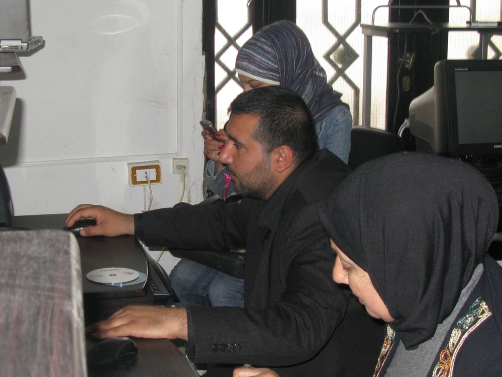 دورة للمبتدئين على الكمبيوتر في جمعية سيدات الخيام