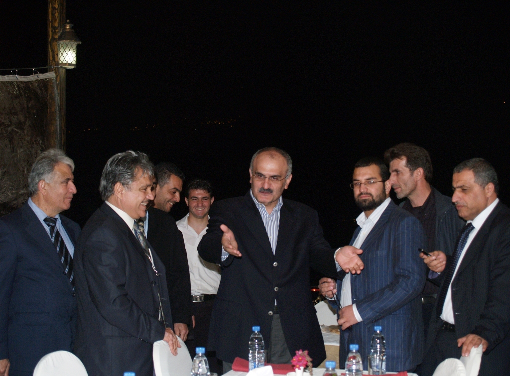 الوزير علي حسن خليل متوسطاً المغترب محمد صفاوي والنائب قاسم هاشم والحاج خنجر شعيب