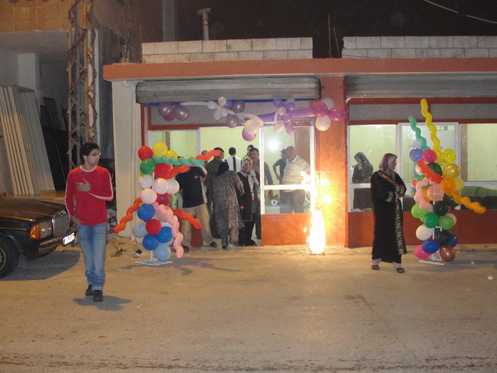 حالة هرج ومرج وزينة وأضواء عاشها سكّان الحي الفوقاني يوم الإفتتاح