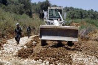 جرافة اسبانية تؤهل طريقا زراعيا في بلدة القليعة