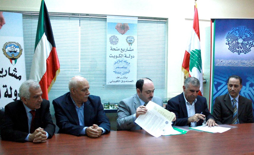 الدبوس يوقع عقد البدء بتنفيذ مركز المنية الإنمائي