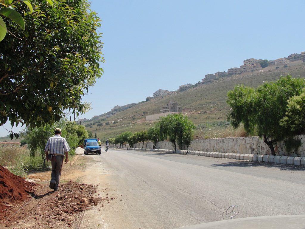 أشغال تجميلية على مدخل الخيام الجنوبي - الغربي