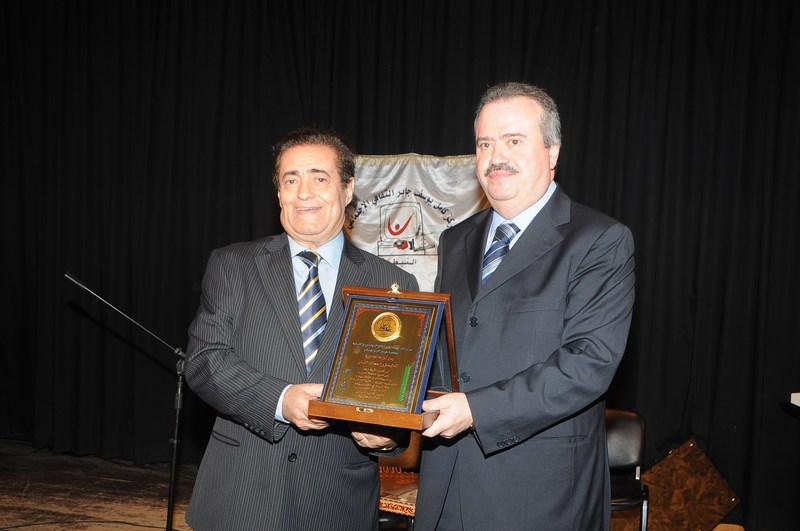 النائب ياسين جابر يقدم درعا للمايسترو احسان المنذر